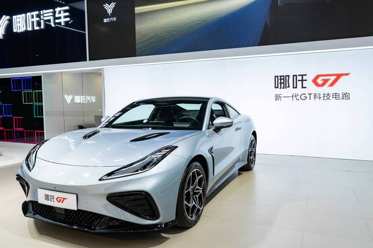 惠州17哪吒汽车在智能汽车领域的表现，领途汽车在新能源汽车市场中的影响力